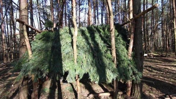 Foto - İlkel malzemelerle barınak inşa etti! Bakın nasıl!