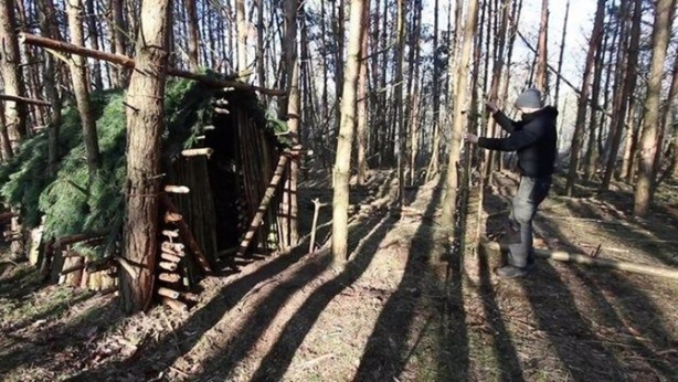 Foto - İlkel malzemelerle barınak inşa etti! Bakın nasıl!