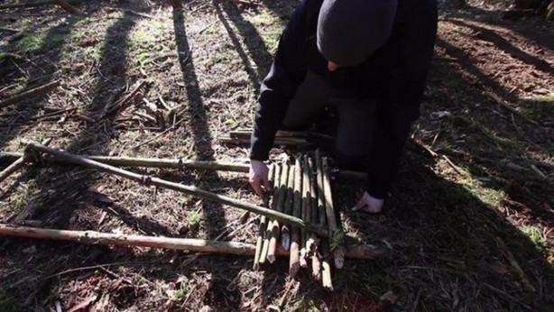 Foto - İlkel malzemelerle barınak inşa etti! Bakın nasıl!