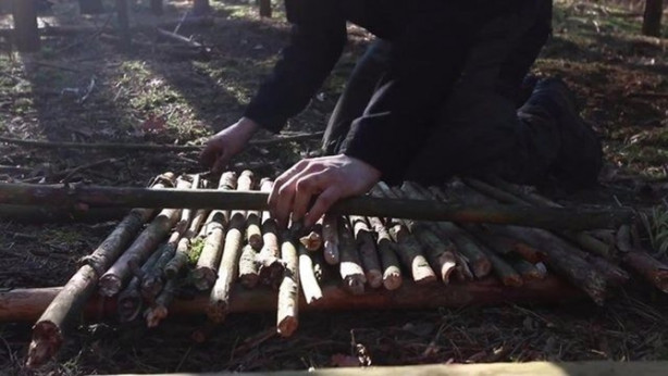 Foto - İlkel malzemelerle barınak inşa etti! Bakın nasıl!