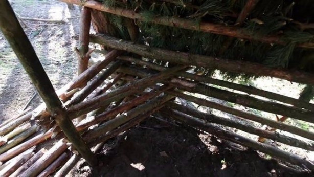 Foto - İlkel malzemelerle barınak inşa etti! Bakın nasıl!