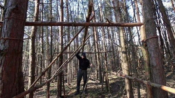 Foto - İlkel malzemelerle barınak inşa etti! Bakın nasıl!