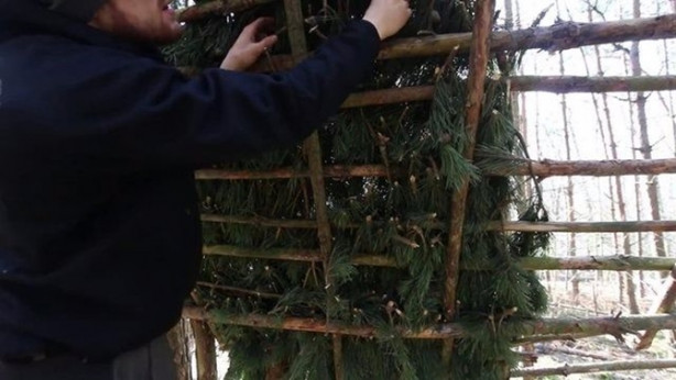 Foto - İlkel malzemelerle barınak inşa etti! Bakın nasıl!