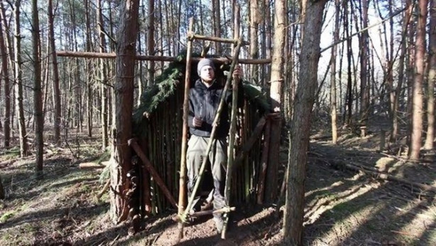 Foto - İlkel malzemelerle barınak inşa etti! Bakın nasıl!