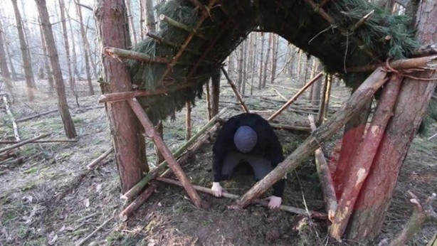 Foto - İlkel malzemelerle barınak inşa etti! Bakın nasıl!