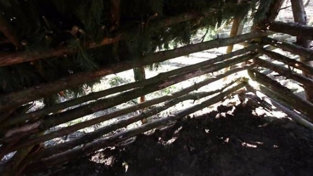 Foto - İlkel malzemelerle barınak inşa etti! Bakın nasıl!