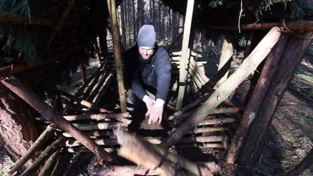 Foto - İlkel malzemelerle barınak inşa etti! Bakın nasıl!