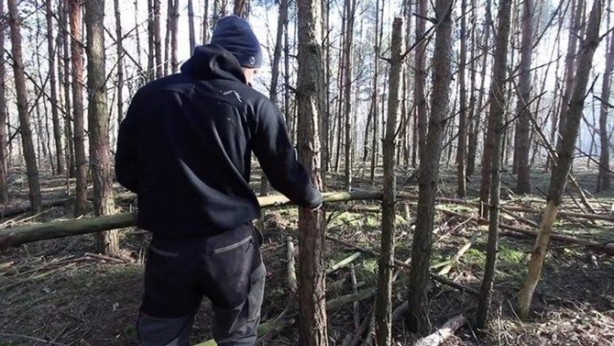 Foto - İlkel malzemelerle barınak inşa etti! Bakın nasıl!