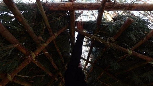 Foto - İlkel malzemelerle barınak inşa etti! Bakın nasıl!