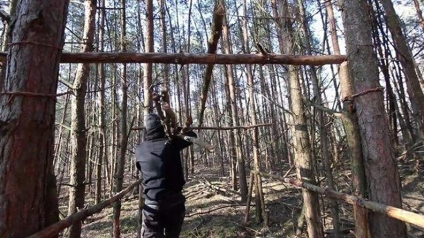 Foto - İlkel malzemelerle barınak inşa etti! Bakın nasıl!