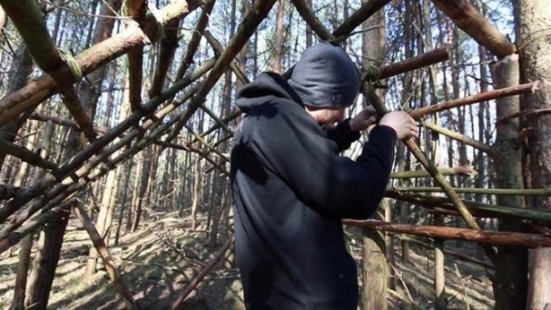 Foto - İlkel malzemelerle barınak inşa etti! Bakın nasıl!