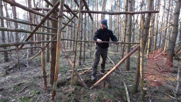 Foto - İlkel malzemelerle barınak inşa etti! Bakın nasıl!