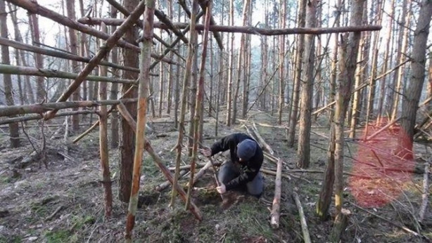 Foto - İlkel malzemelerle barınak inşa etti! Bakın nasıl!