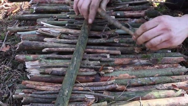 Foto - İlkel malzemelerle barınak inşa etti! Bakın nasıl!