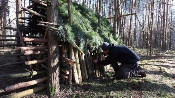 Foto - İlkel malzemelerle barınak inşa etti! Bakın nasıl!