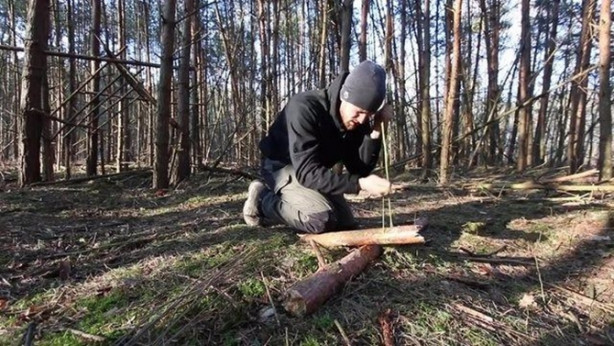 Foto - İlkel malzemelerle barınak inşa etti! Bakın nasıl!