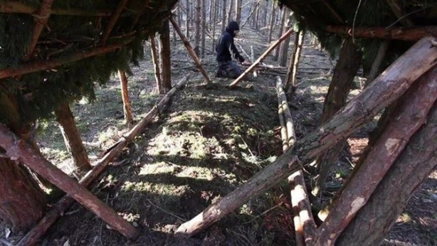 Foto - İlkel malzemelerle barınak inşa etti! Bakın nasıl!