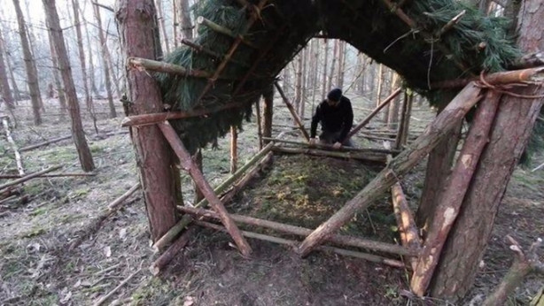 Foto - İlkel malzemelerle barınak inşa etti! Bakın nasıl!