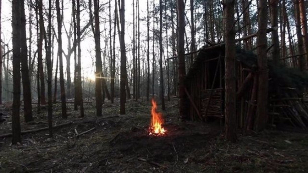 Foto - İlkel malzemelerle barınak inşa etti! Bakın nasıl!
