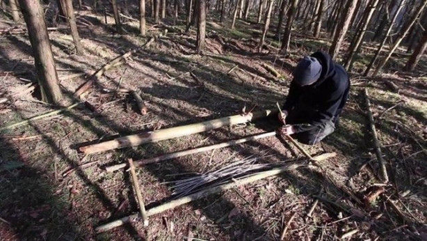 Foto - İlkel malzemelerle barınak inşa etti! Bakın nasıl!