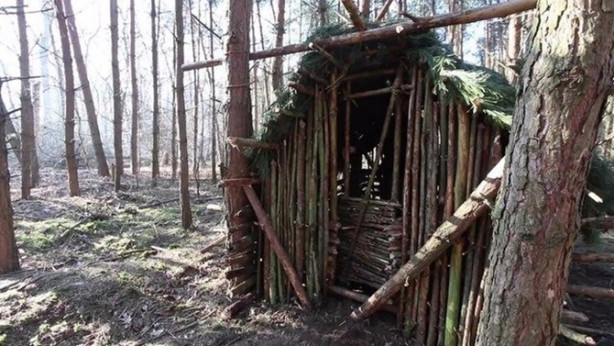 Foto - İlkel malzemelerle barınak inşa etti! Bakın nasıl!