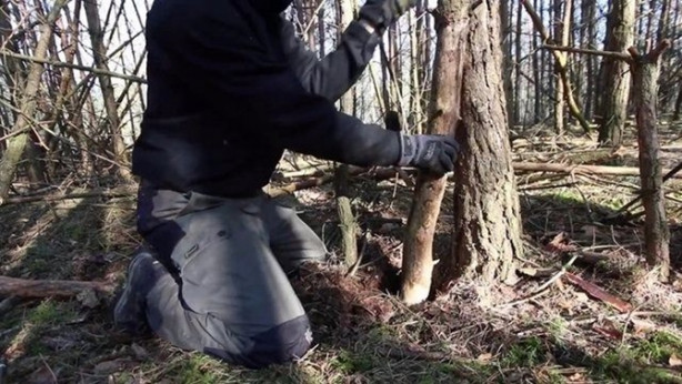 Foto - İlkel malzemelerle barınak inşa etti! Bakın nasıl!