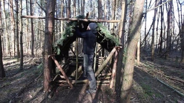Foto - İlkel malzemelerle barınak inşa etti! Bakın nasıl!