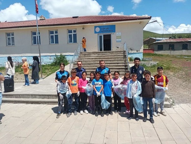 Foto - İlkokul öğrencileri polis ağabeyleriyle çevreyi temizledi