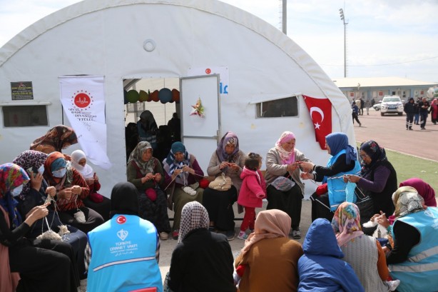 Foto - İlmek ilmek örgülerle depremzede kadınlar hayata tutunuyor