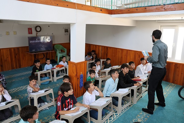 Foto - İmam öyle şeyler yapıyor ki… Kur'an kursuna koşa koşa gidiyorlar!