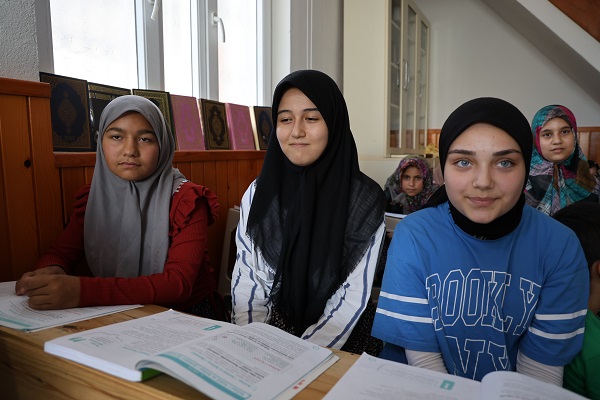 Foto - İmam öyle şeyler yapıyor ki… Kur'an kursuna koşa koşa gidiyorlar!
