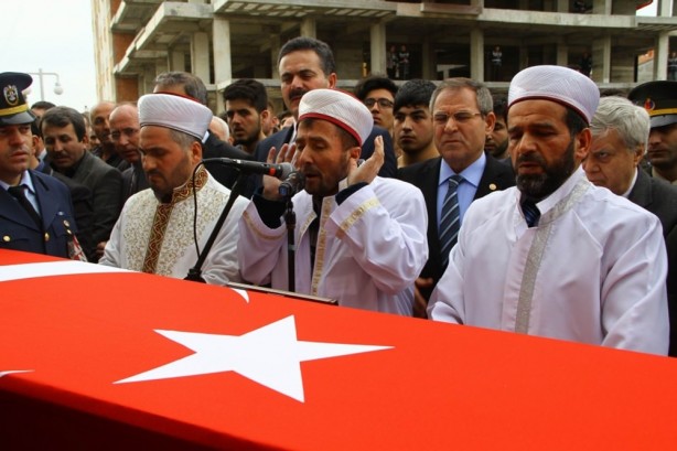 İmam şehit oğlunun namazını kıldırdı