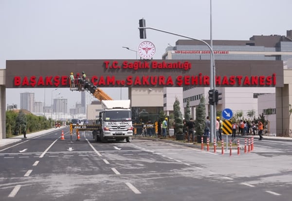 Foto - İmamoğlu bütçeyi bahane edip yapmamıştı: Dev hastanenin yolları tamamlandı