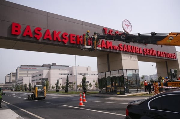 Foto - İmamoğlu bütçeyi bahane edip yapmamıştı: Dev hastanenin yolları tamamlandı