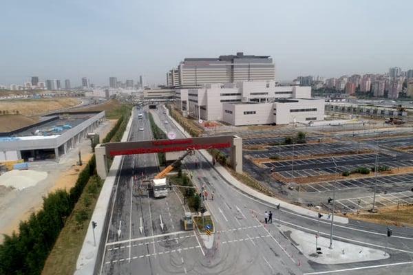Foto - İmamoğlu bütçeyi bahane edip yapmamıştı: Dev hastanenin yolları tamamlandı