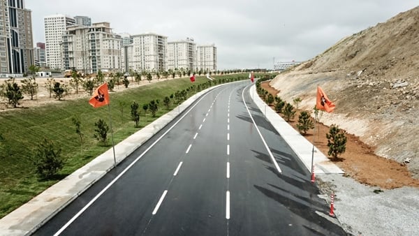 Foto - İmamoğlu bütçeyi bahane edip yapmamıştı: Dev hastanenin yolları tamamlandı
