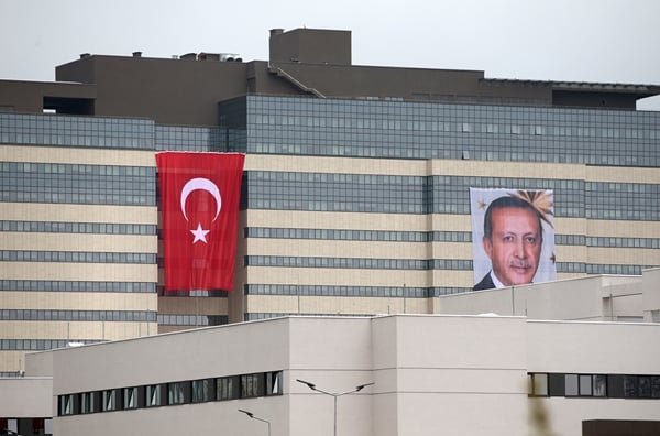 Foto - İmamoğlu bütçeyi bahane edip yapmamıştı: Dev hastanenin yolları tamamlandı