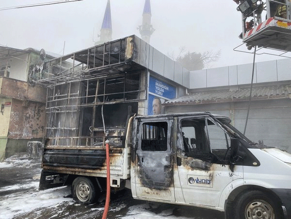 Foto - İmamoğlu göreve geldikten bu yana felaketler İstanbul’un yakasını bırakmıyor Bir facia daha! Doğal gaz borusunu patlattı İşyerleri, arabalar yandı yaralılar var