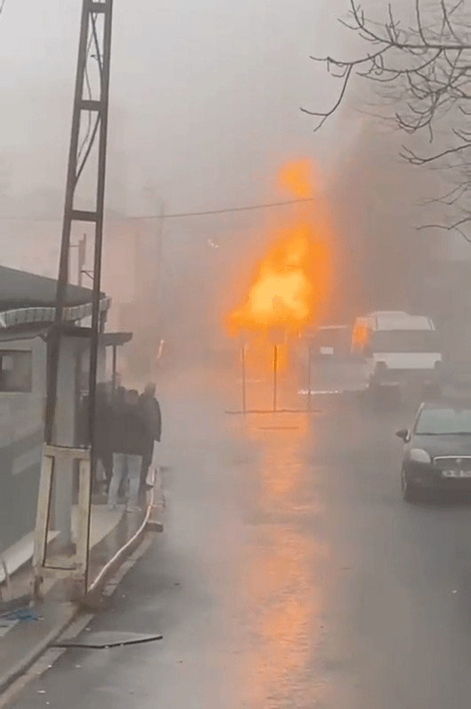 Foto - İmamoğlu göreve geldikten bu yana felaketler İstanbul’un yakasını bırakmıyor Bir facia daha! Doğal gaz borusunu patlattı İşyerleri, arabalar yandı yaralılar var