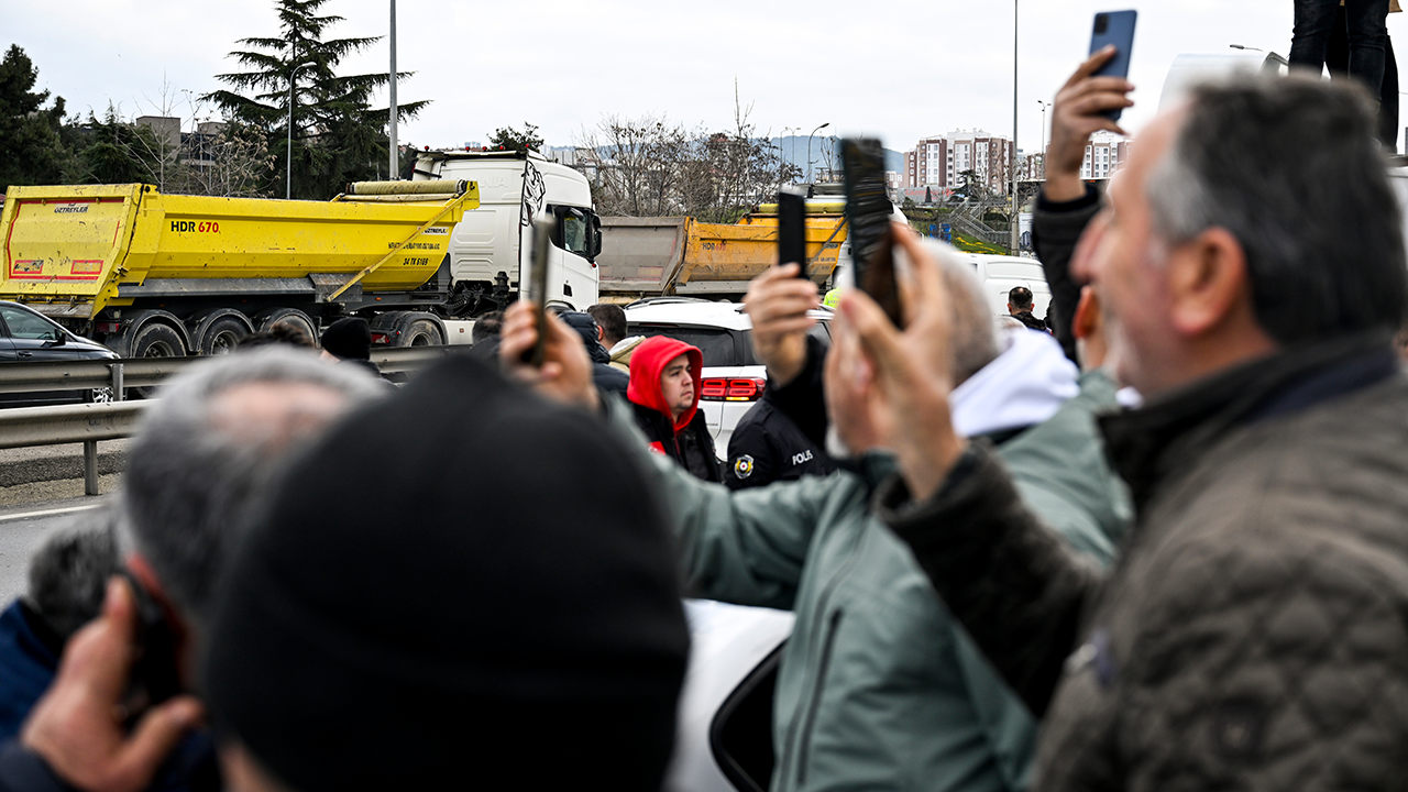 Foto - İmamoğlu hafriyatçıları da çıldırttı! Yollara döküldüler