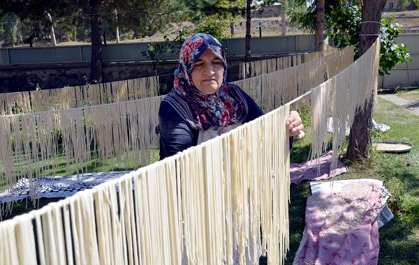 İmece usulü erişte mesaisi başladı