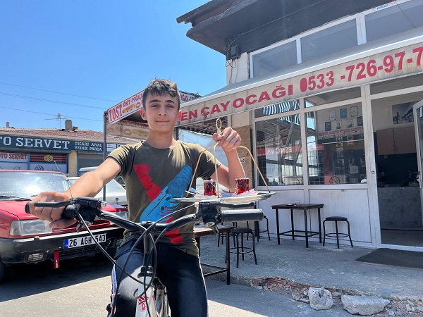 Foto - İnanılır gibi değil! Bakın çayları nasıl dağıtıyor