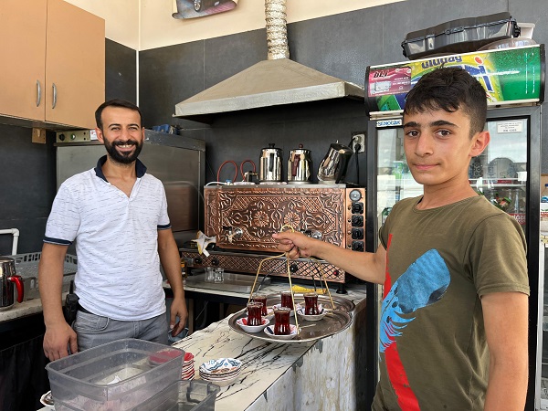 Foto - İnanılır gibi değil! Bakın çayları nasıl dağıtıyor