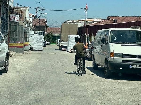 Foto - İnanılır gibi değil! Bakın çayları nasıl dağıtıyor