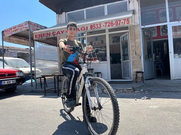 Foto - İnanılır gibi değil! Bakın çayları nasıl dağıtıyor