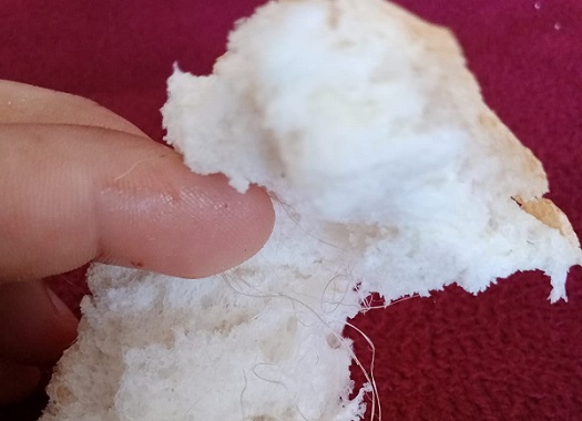 İnanılır gibi değil! Ekmeğin içinden tam bir avuç çıktı... 