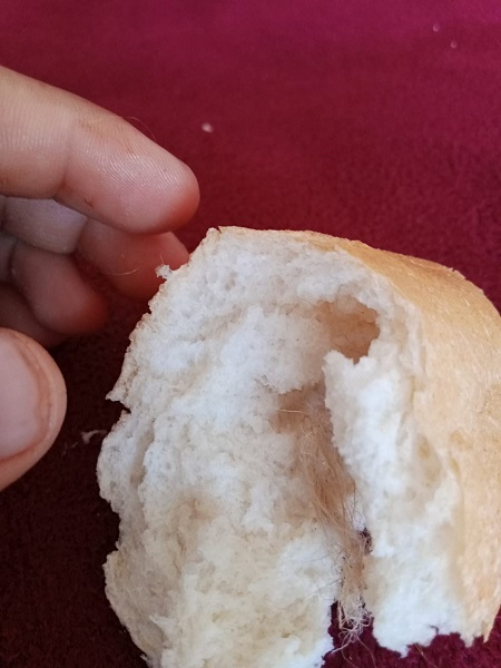 Foto - İnanılır gibi değil! Ekmeğin içinden tam bir avuç çıktı... 