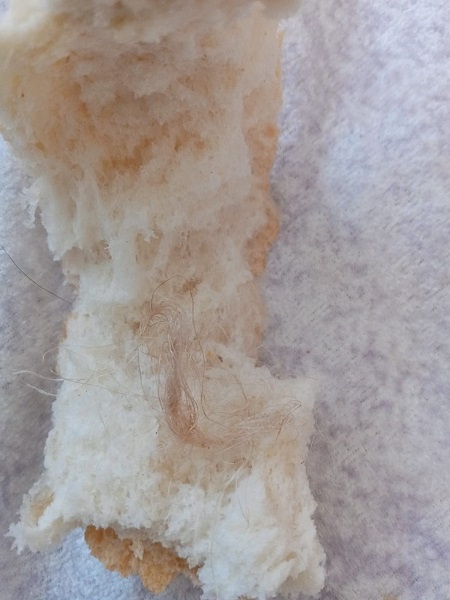 Foto - İnanılır gibi değil! Ekmeğin içinden tam bir avuç çıktı... 