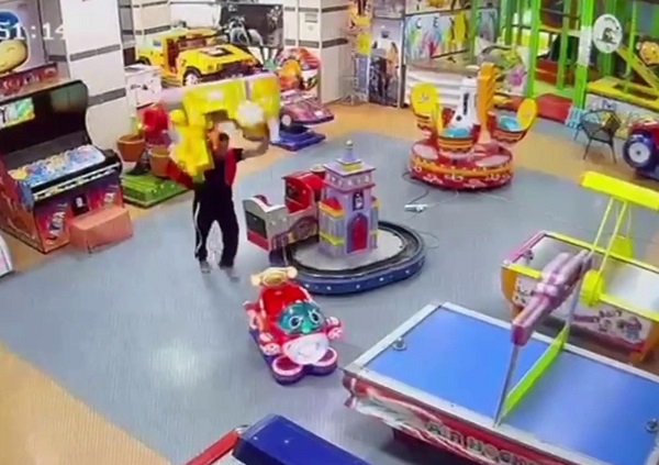 Foto - İnanılır gibi değil! Madde bağımlısı AVM'yi karıştırdı