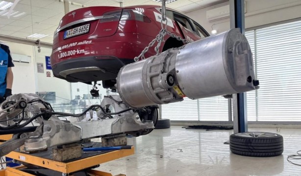 Foto - İnanılmaz ama gerçek! Tesla ile 1.9 milyon kilometre yol yaptı! 3 batarya ve 13 motor yedi!